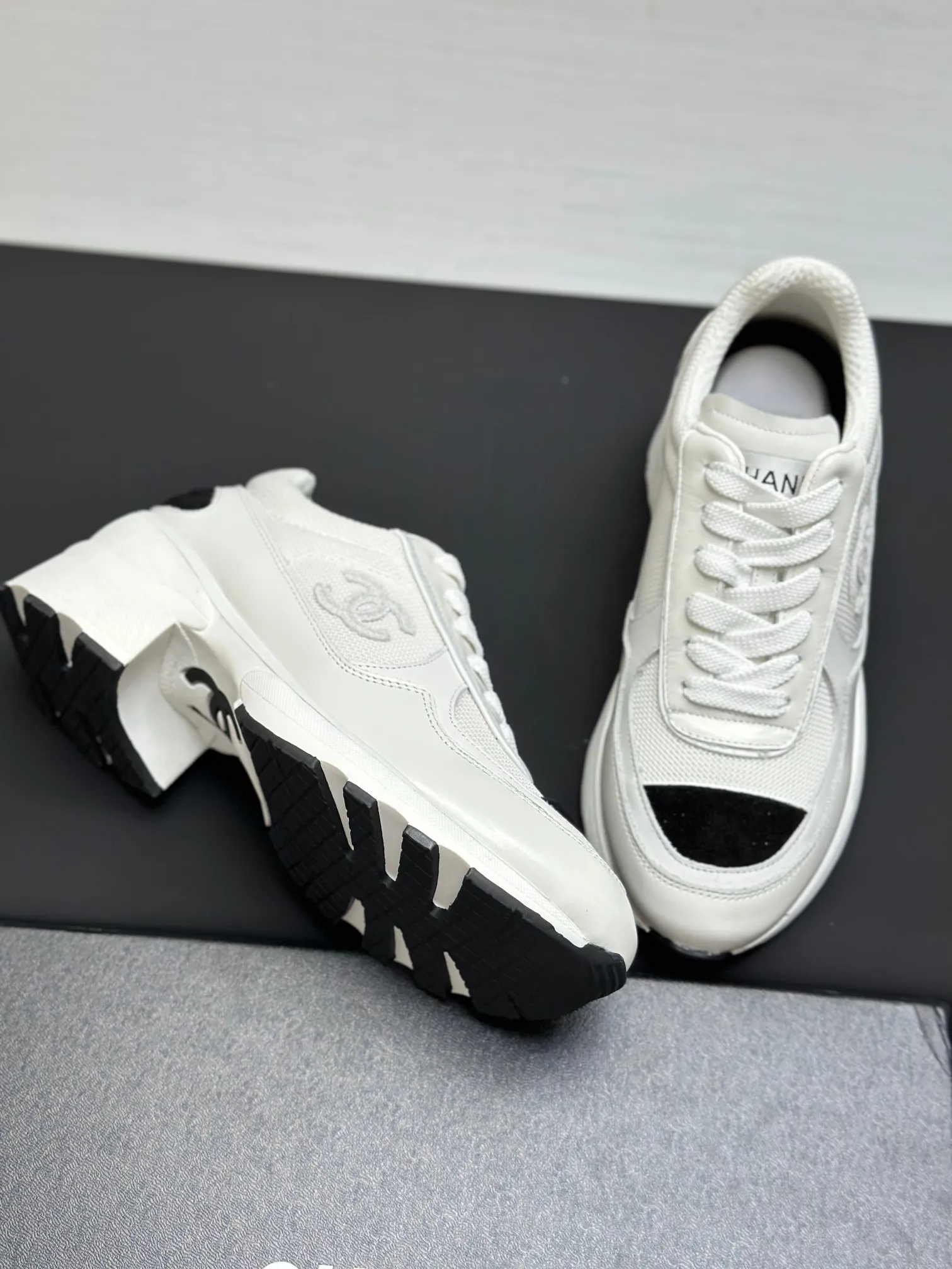Men's shoes 💰620💰Women's 🚺 Chanel Panda shoes! 2025 counter top casual sports shoes This classic design; the upper is in the style of electric embroidery with various techniques; the outsole is fashionable and sporty; the unusual inclusion of a variety of color matching elements... The diversified mix and match is very good-looking and versatile, and can be used for leisure, fashion, sports, and outdoor... ꫛꫀꪝ Go➫ Materials: ❶Upper made of: original imported first-layer silk cowhide + original waterproof cloth + original first-layer cowhide ❷Inner use: Original Yangli+wang ❸ Outsole based on: Original TPU combination outsole Special counter boutique packaging complete set for women 35–41